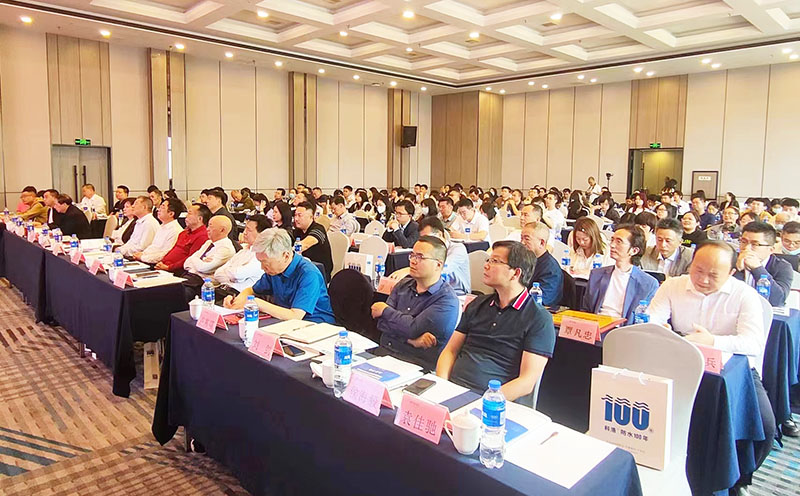 湖南綠色建筑學術大會現場正在介紹科洛結構自防水